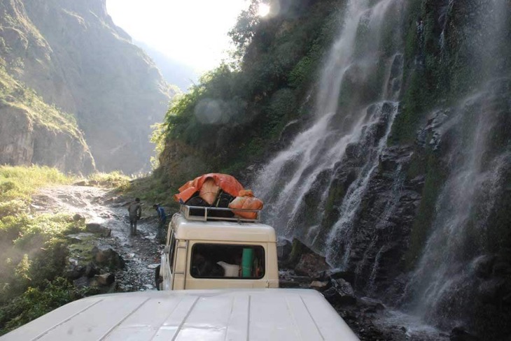 Waterfall on the way from Dharapni to Lamjung