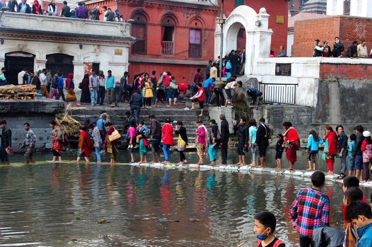 People crossing Bagmati River to enter Pashupati Temple