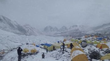 snowfall-in-Everest-in-Janauary