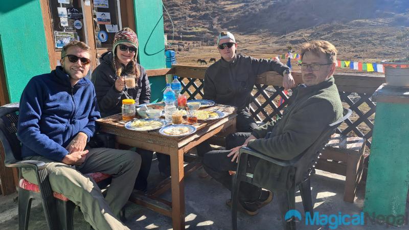 Having-lunch-in-Langtang